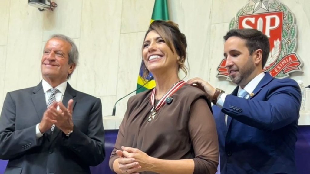 Rosana Valle recebe honraria máxima na Alesp em noite marcada por fortes apoios políticos