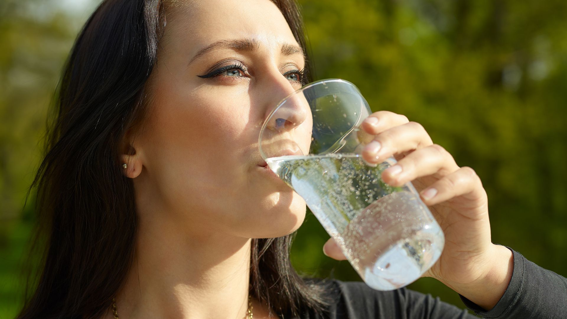 Água com gás causa estufamento? Entenda como a bebida age no estômago e no intestino