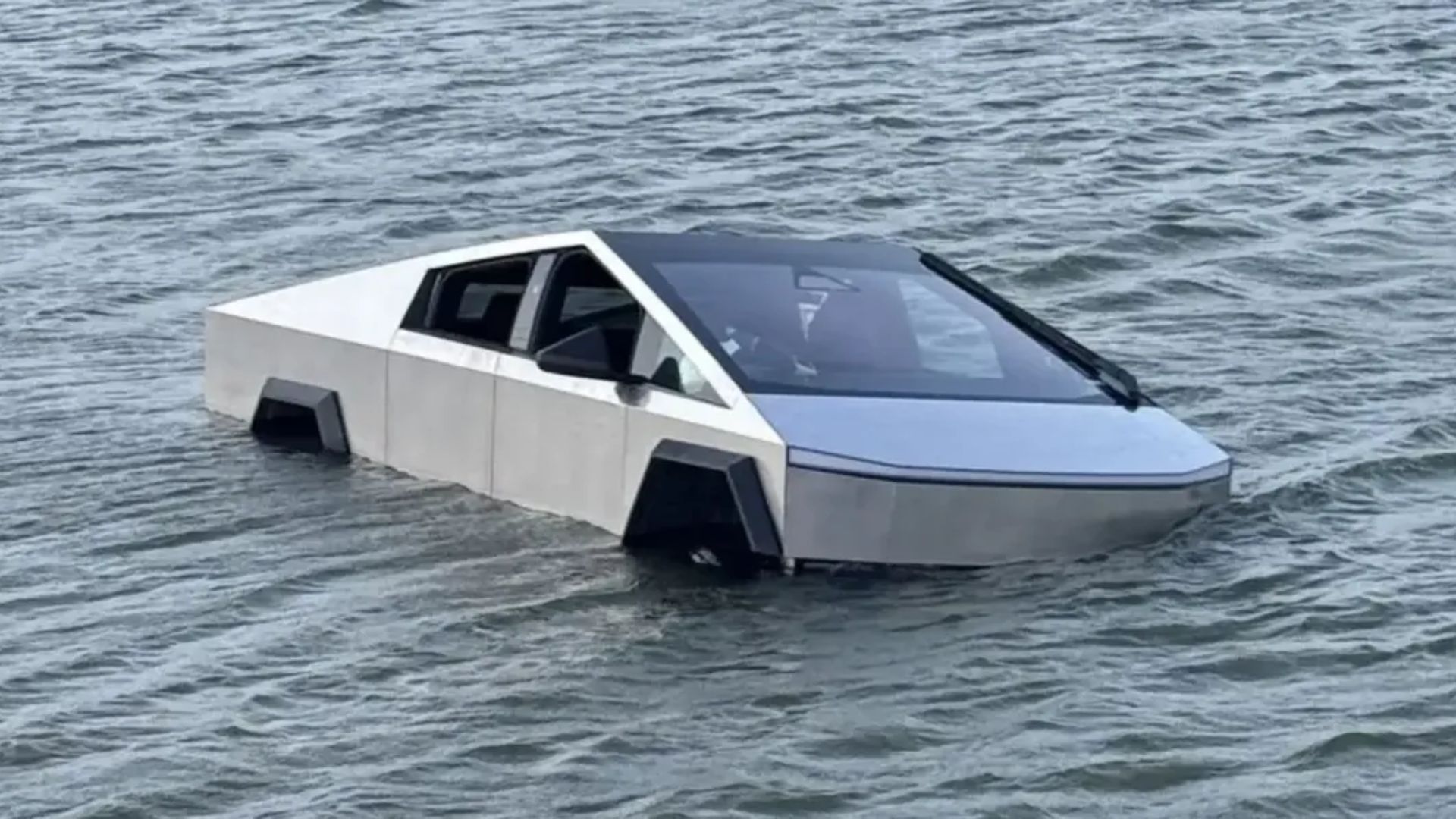 Dono de Tesla Cybertruck entra em lago para testar recurso prometido por Musk e acaba preso