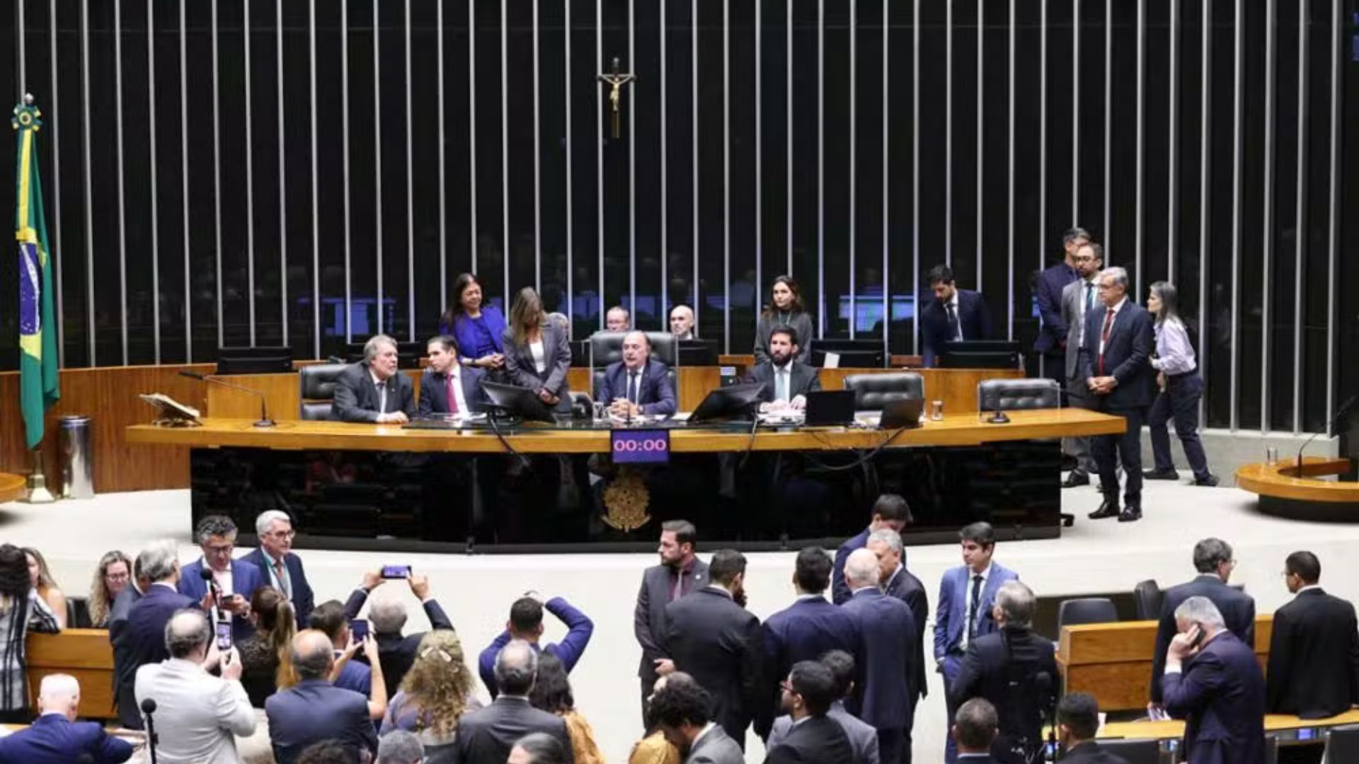 Como funciona a verba de gabinete usada por parlamentares para contratar assessores