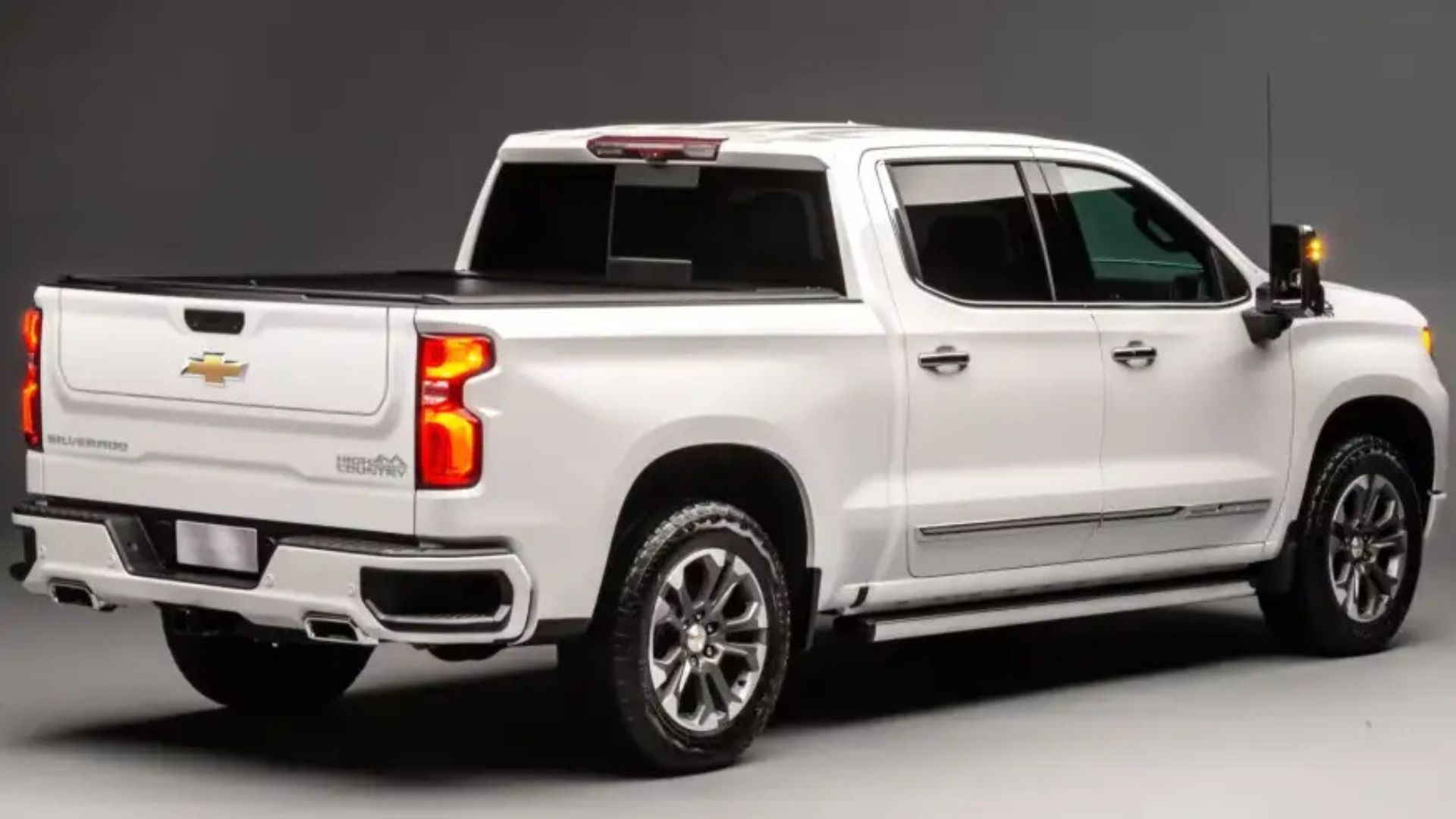 Nova Chevrolet Silverado estreia com tampa traseira inteligente e motor V8
