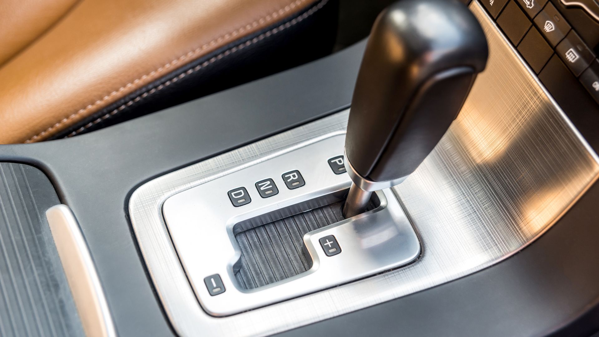 O erro comum que destrói o câmbio automático e quase todo motorista comete ao estacionar
