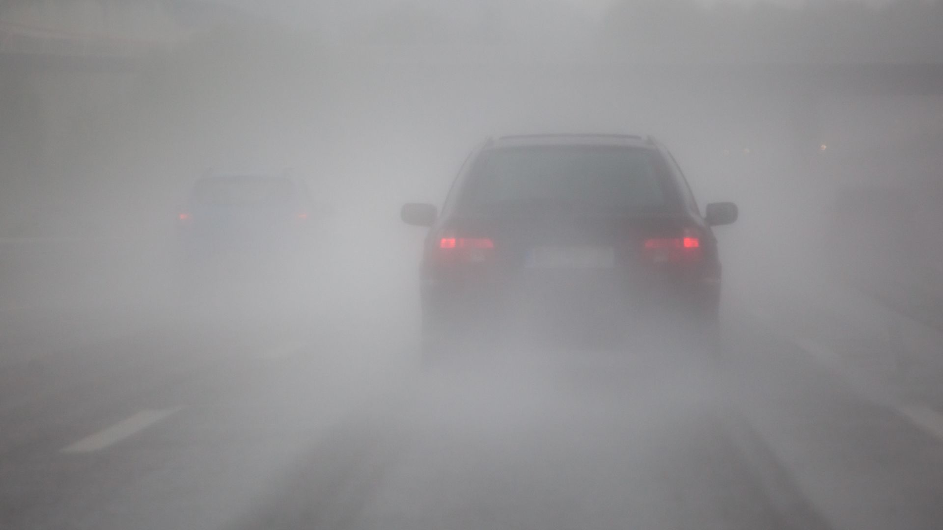 O segredo de sinalização que pode salvar sua vida em estradas com neblina