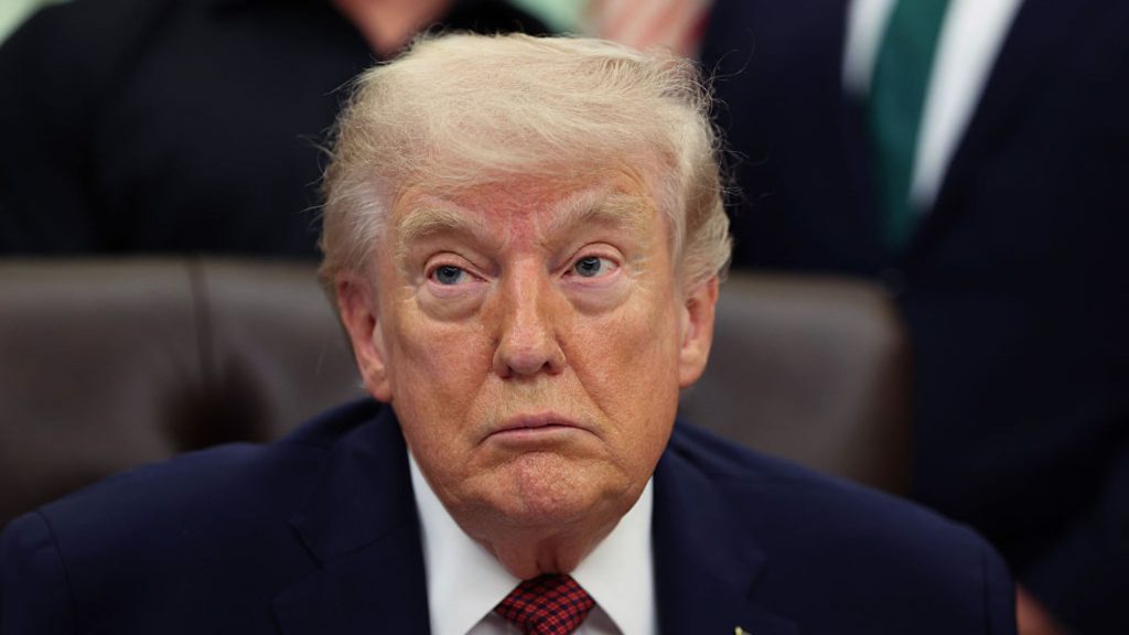 Donald Trump confirma a reabertura do Estreito de Ormuz após acordo de paz com o Irã. Veja os detalhes da assinatura em Genebra.
