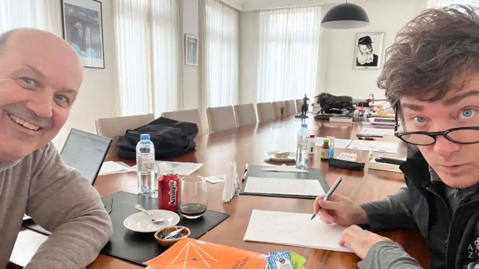 Sturzenegger e Milei revisaram um artigo defendendo a desregulamentação da IA.