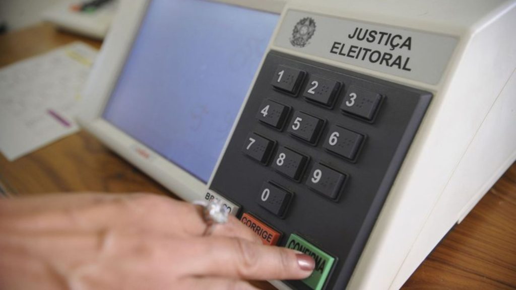 Análise profunda expõe os riscos institucionais e os desafios urgentes para a integridade democrática nas complexas eleições de 2026.