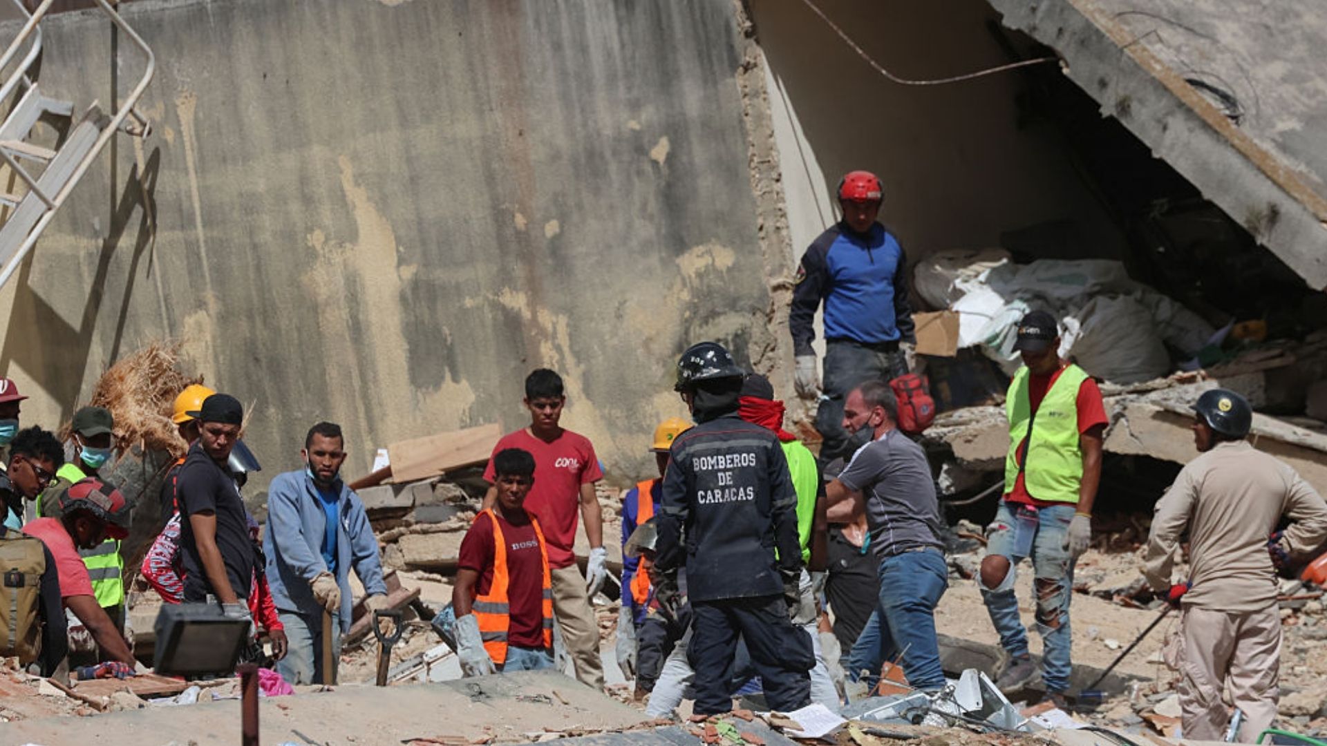 Tragédia na Venezuela: moradores escavam escombros com as próprias mãos na busca por sobreviventes