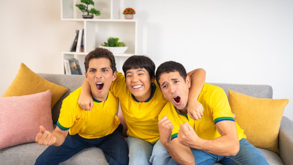 O grito de gol no futebol pode prejudicar sua audição Especialista alerta para riscos do excesso de ruído em estádios e bares