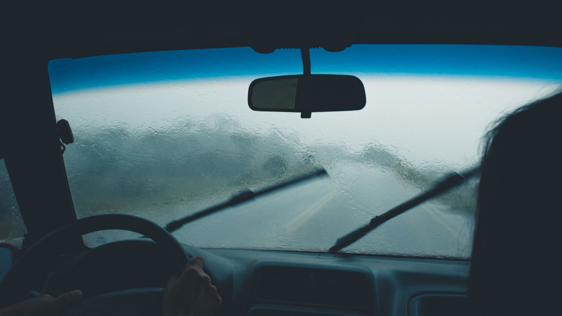 Por que o frio e o ar seco estragam a borracha do seu carro sem você notar? - QTU Questões do Universo