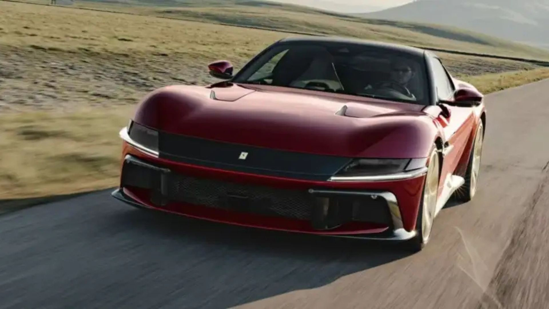 Ferrari lança supercarro V12 exclusivo com tecnologia inédita
