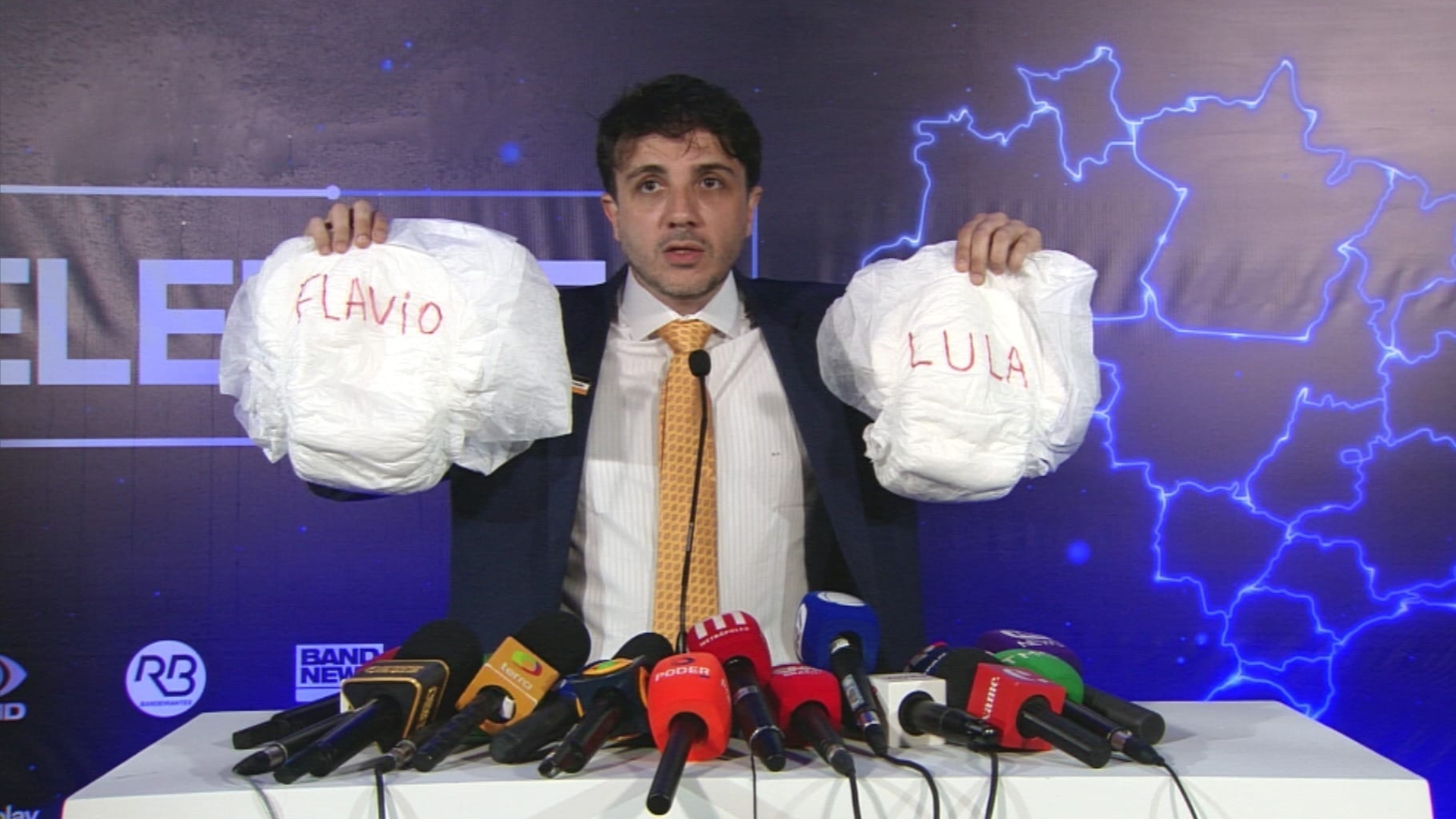 “Fujões”: ausências de Lula e Flávio Bolsonaro em debate na Band são alvos de críticas - QTU Questões do Universo