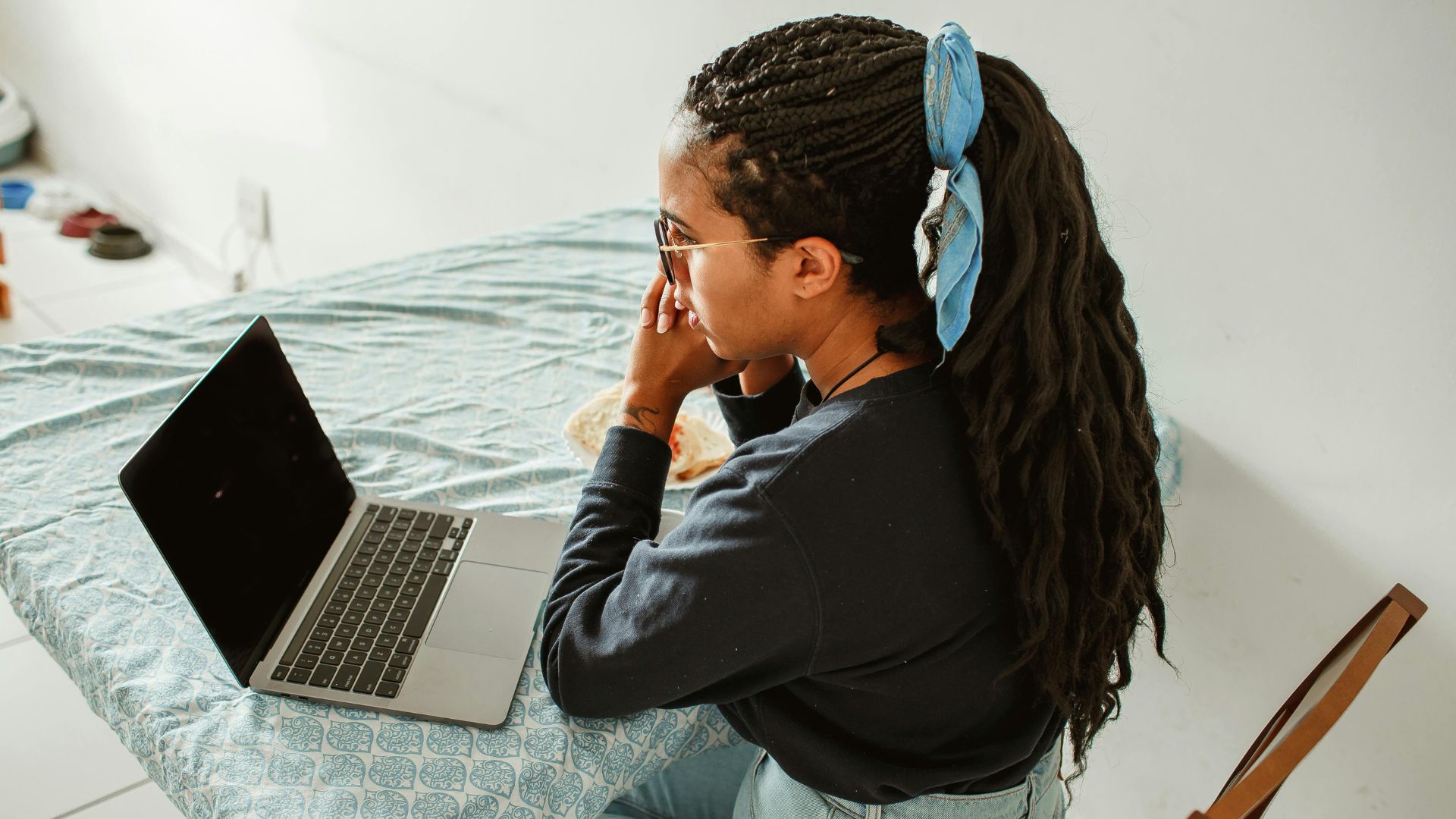 Mulheres na tecnologia: confira vagas abertas em programas de capacitação, estágio e inteligência artificial