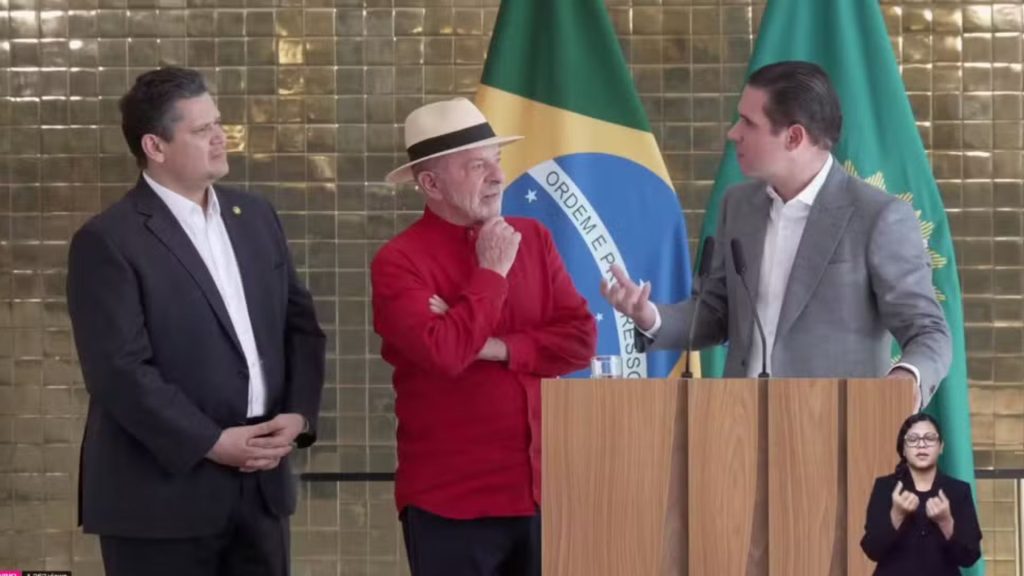 Alcolumbre anuncia votação da MP que isenta taxa das blusinhas e pauta PEC da escala 6x1