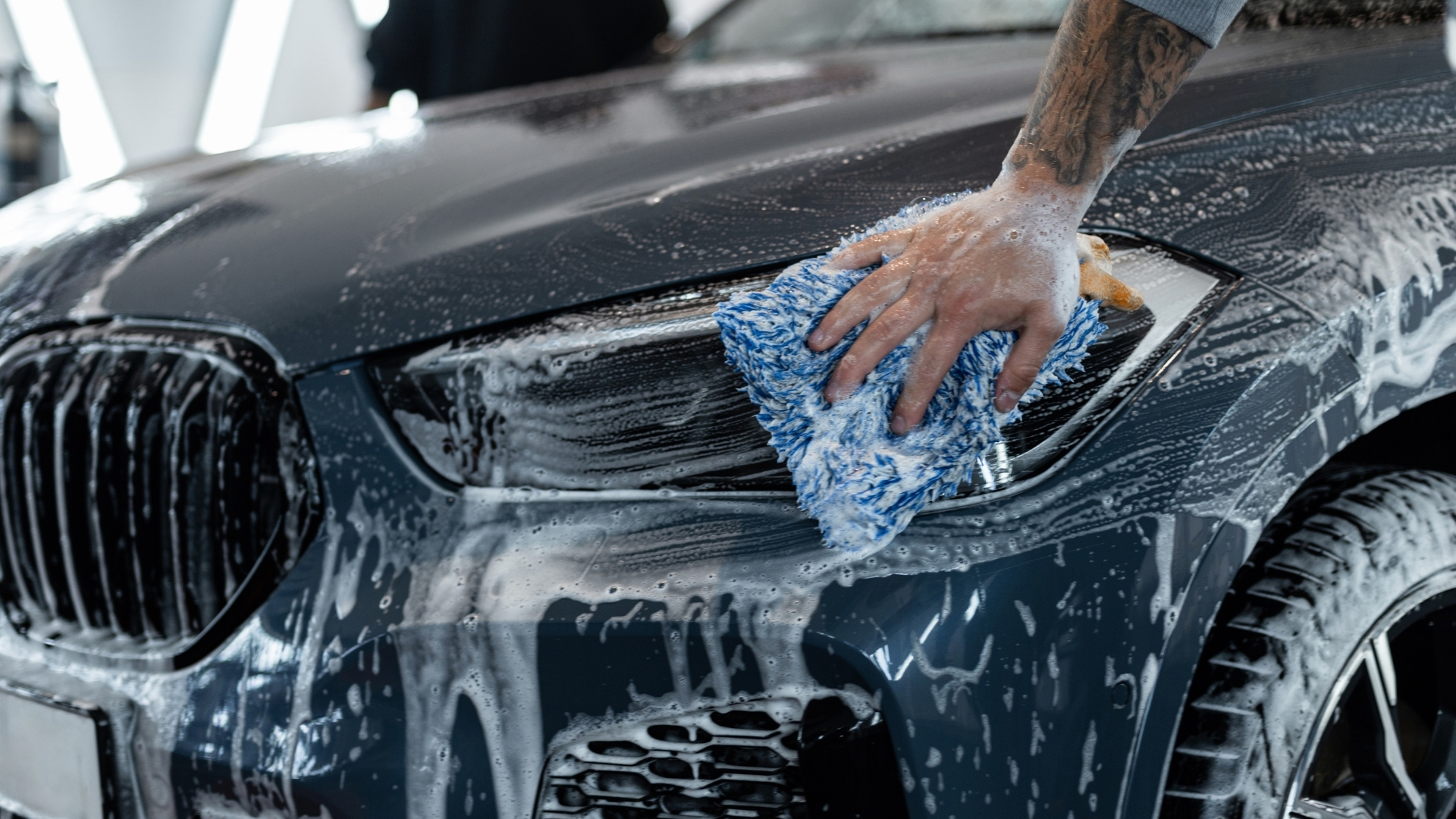 Qual a melhor maneira de lavar o carro sem estragar a pintura? - QTU Questões do Universo
