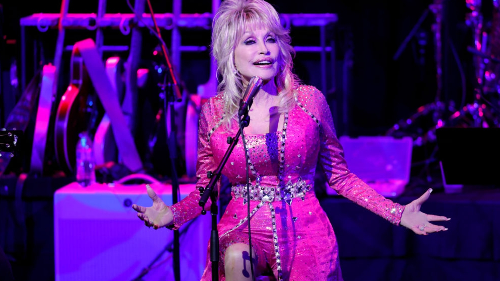 Dolly Parton relembra ter sido “chicoteada” pelo avô por causa de seu estilo - QTU Questões do Universo