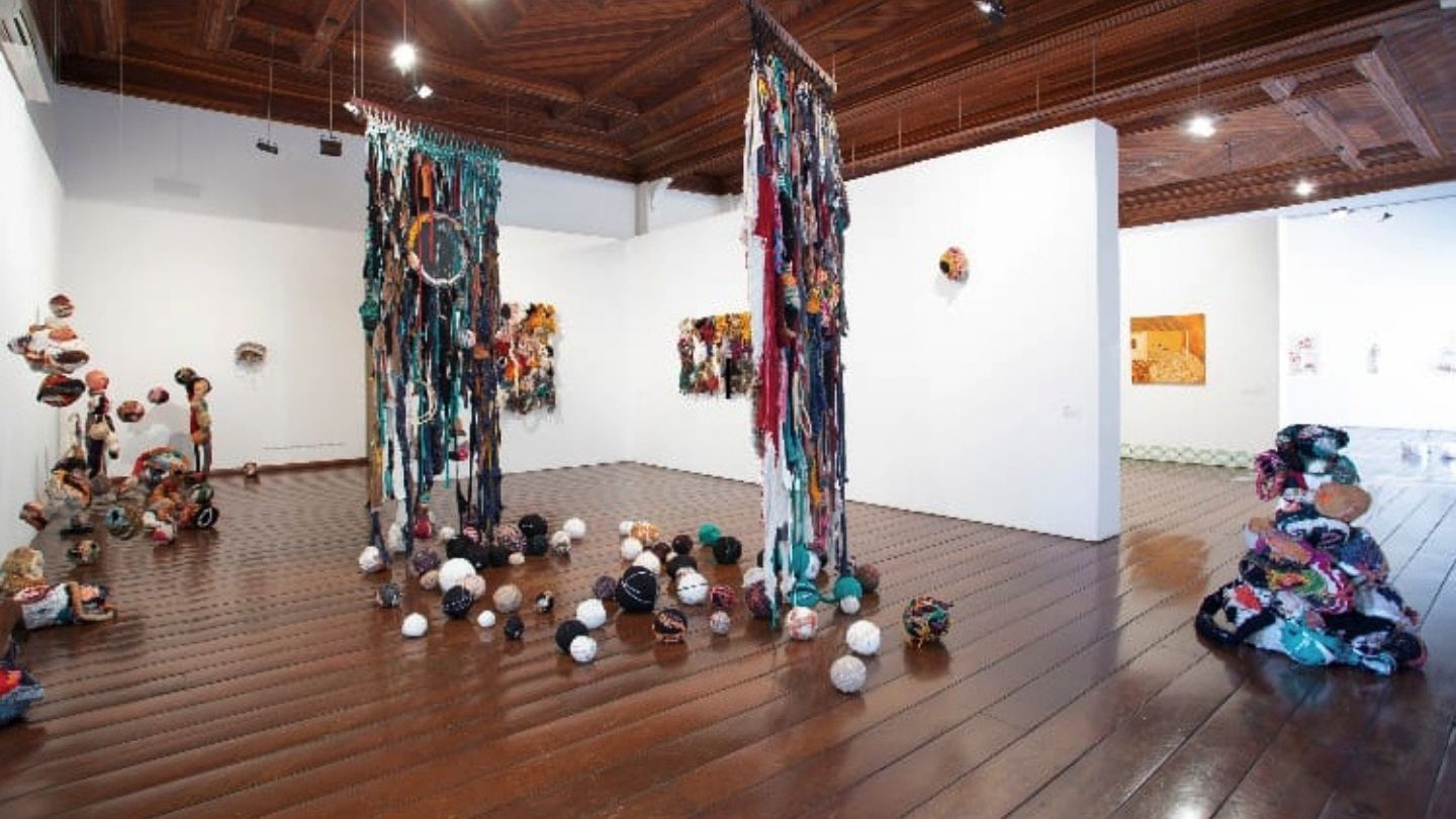 Exposição gratuita em São Paulo apresenta novas possibilidades da arte têxtil