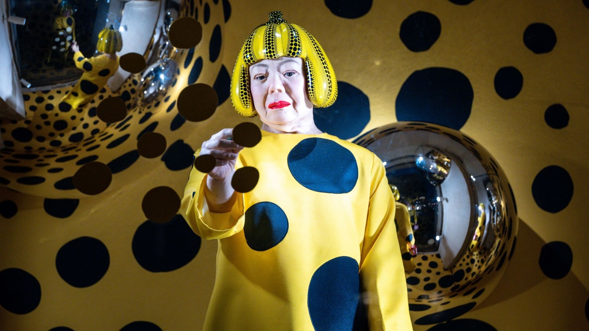 Yayoi Kusama morre aos 97 anos: relembre a trajetória da artista famosa por bolinhas - QTU Questões do Universo