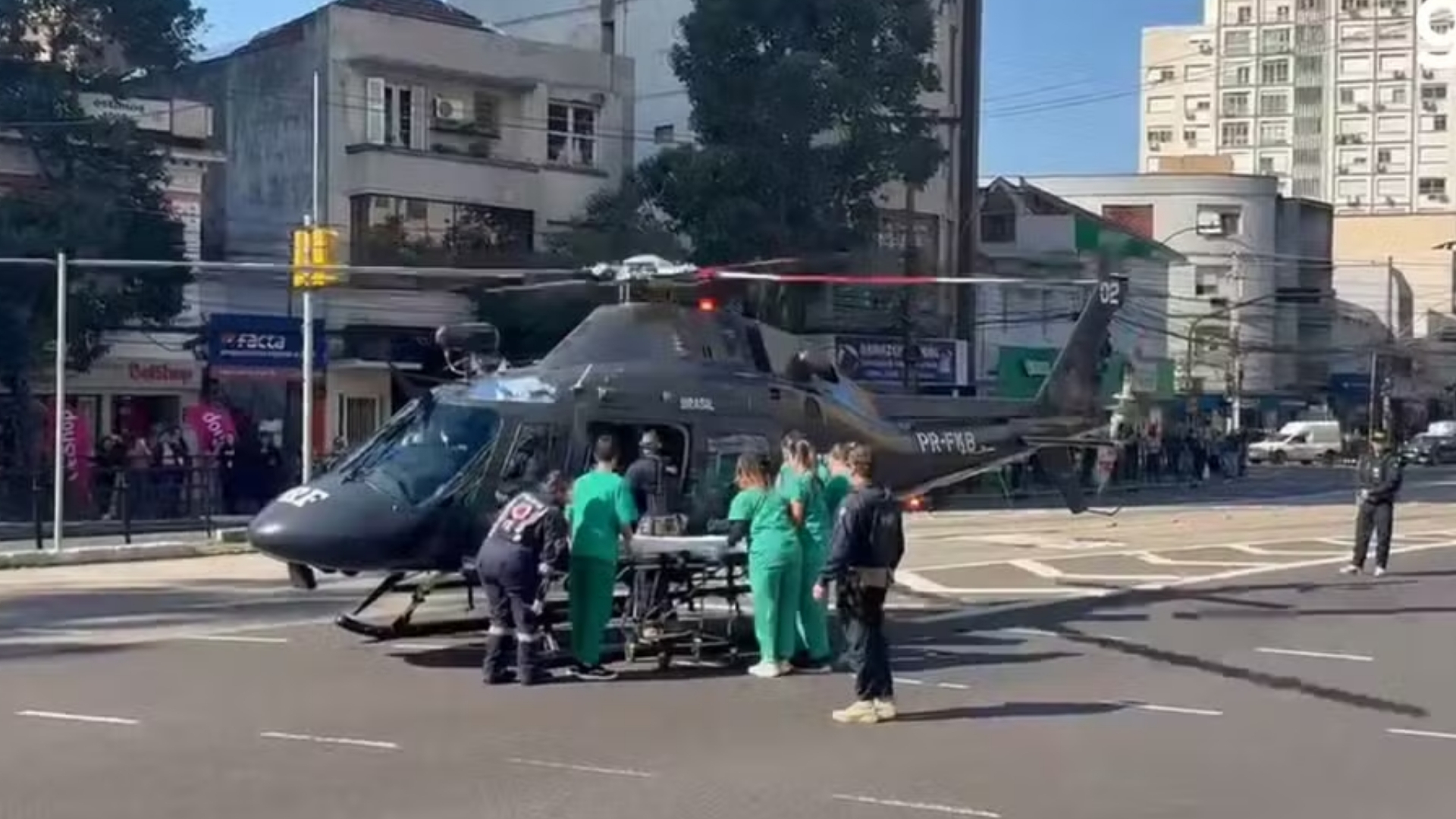 Simulado de emergência em Porto Alegre: helicóptero pousa em avenida movimentada - QTU Questões do Universo