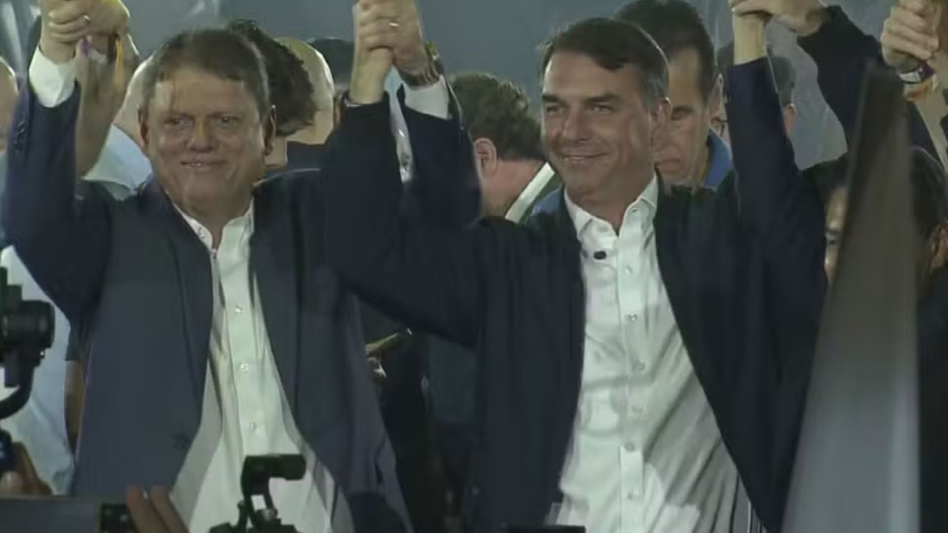 Tarcísio de Freitas é confirmado pelo Republicanos e diz a Flávio Bolsonaro: ‘amamos teu pai’ - QTU Questões do Universo