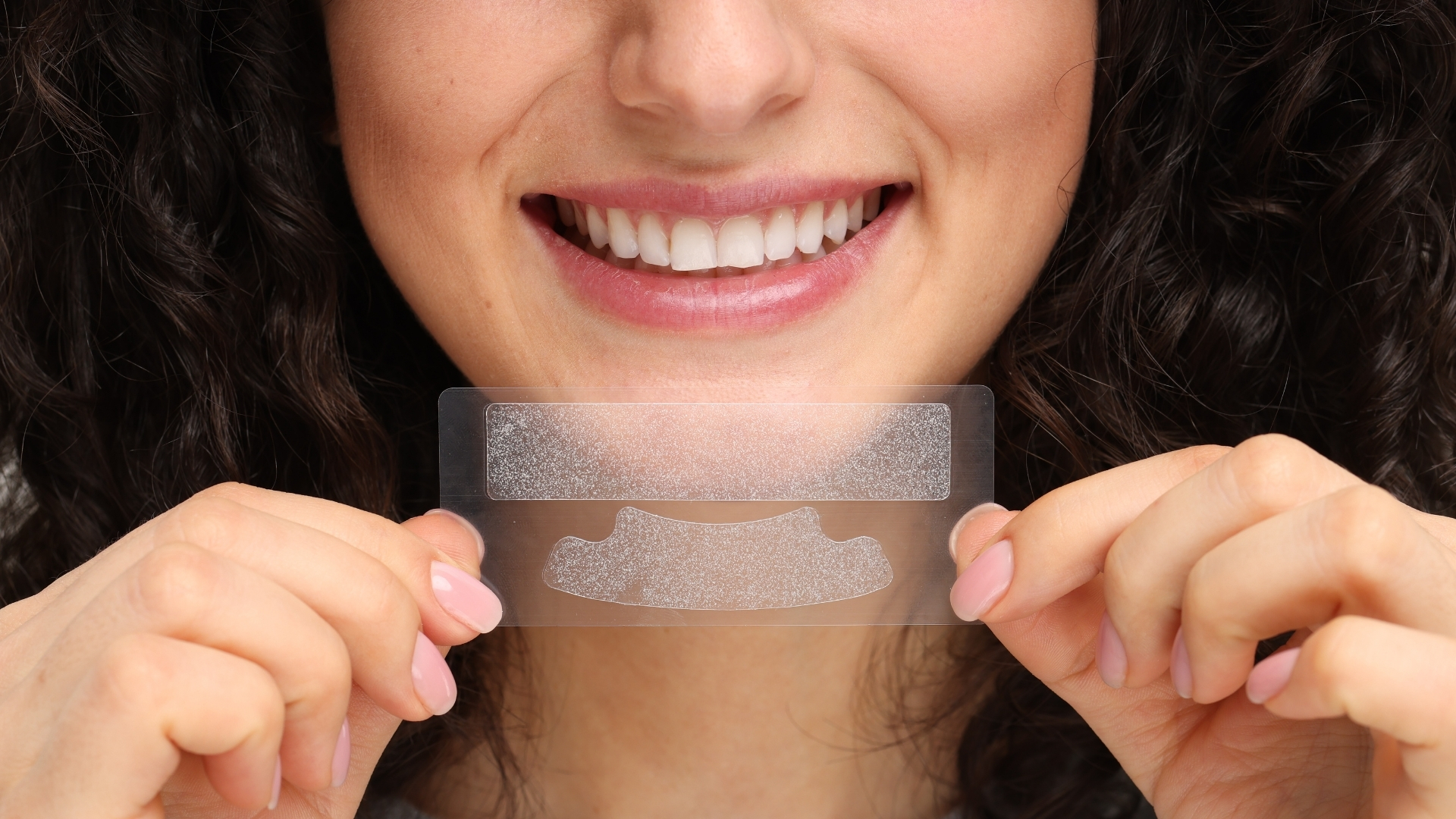 Fitas clareadoras e receitas caseiras trazem riscos à saúde dos dentes - QTU Questões do Universo