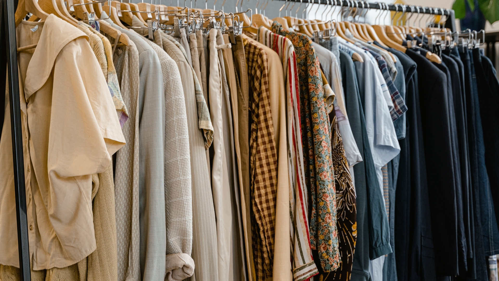 Moda acessível: Como definir seu estilo com economia? - QTU Questões do Universo