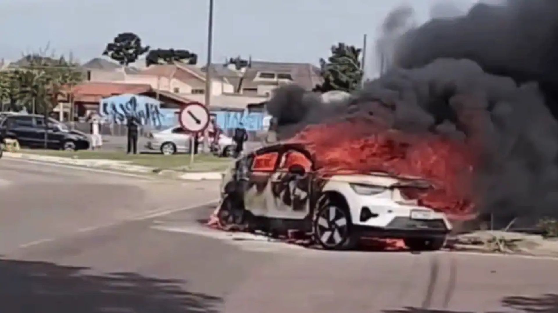 Calor extremo e enchentes podem fazer o carro elétrico pegar fogo? Especialistas revelam a verdade - QTU Questões do Universo
