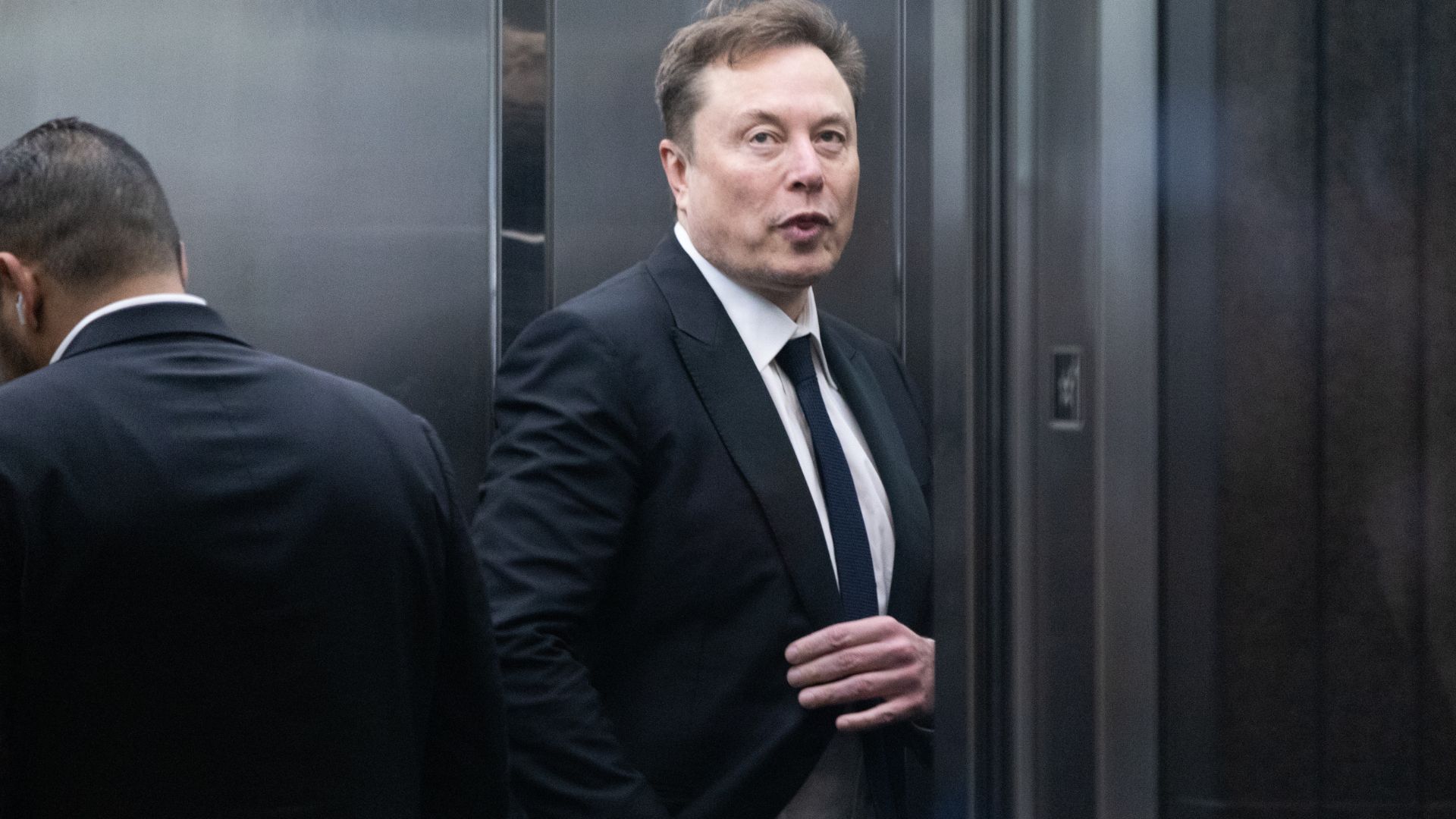 Elon Musk perde R$ 1,8 trilhão, mas segue o mais rico do mundo - QTU Questões do Universo