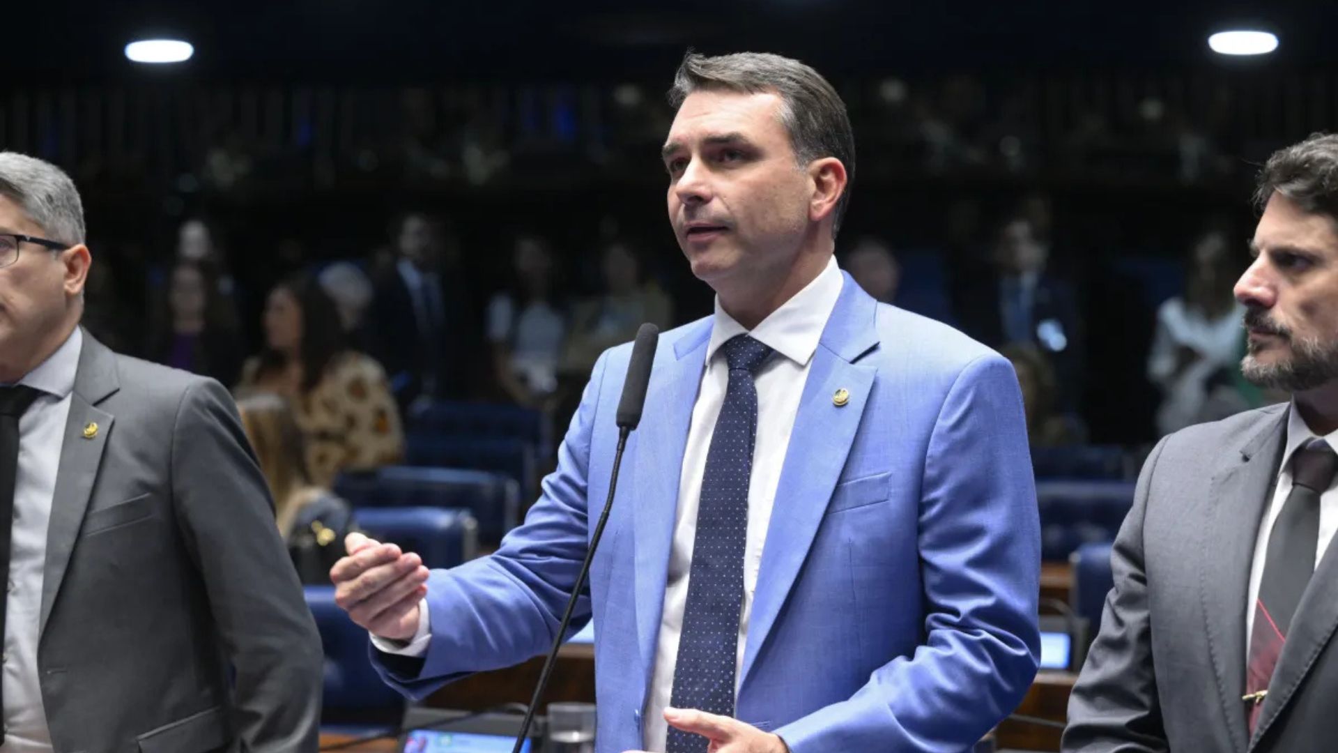 Flávio Bolsonaro inclui fim da reeleição e reforma política em plano de governo entregue ao TSE