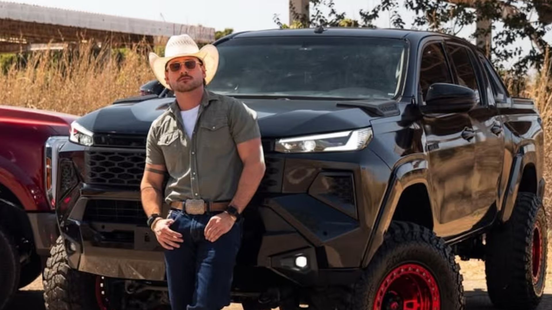Influencer Rincon, conhecido como possível affair de Ana Castela, antecipa o visual da nova Hilux - QTU Questões do Universo