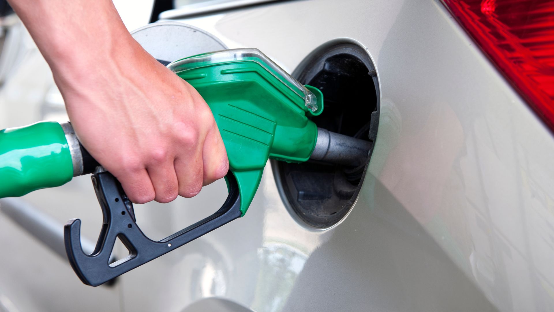 Abastecer em horário específico faz render mais gasolina no tanque? - QTU Questões do Universo
