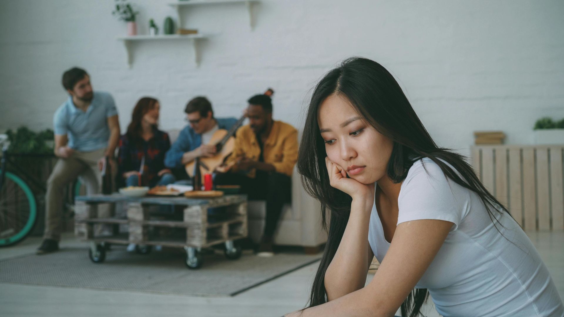 O que é a síndrome de hikikomori e como ela afeta os jovens? - QTU Questões do Universo