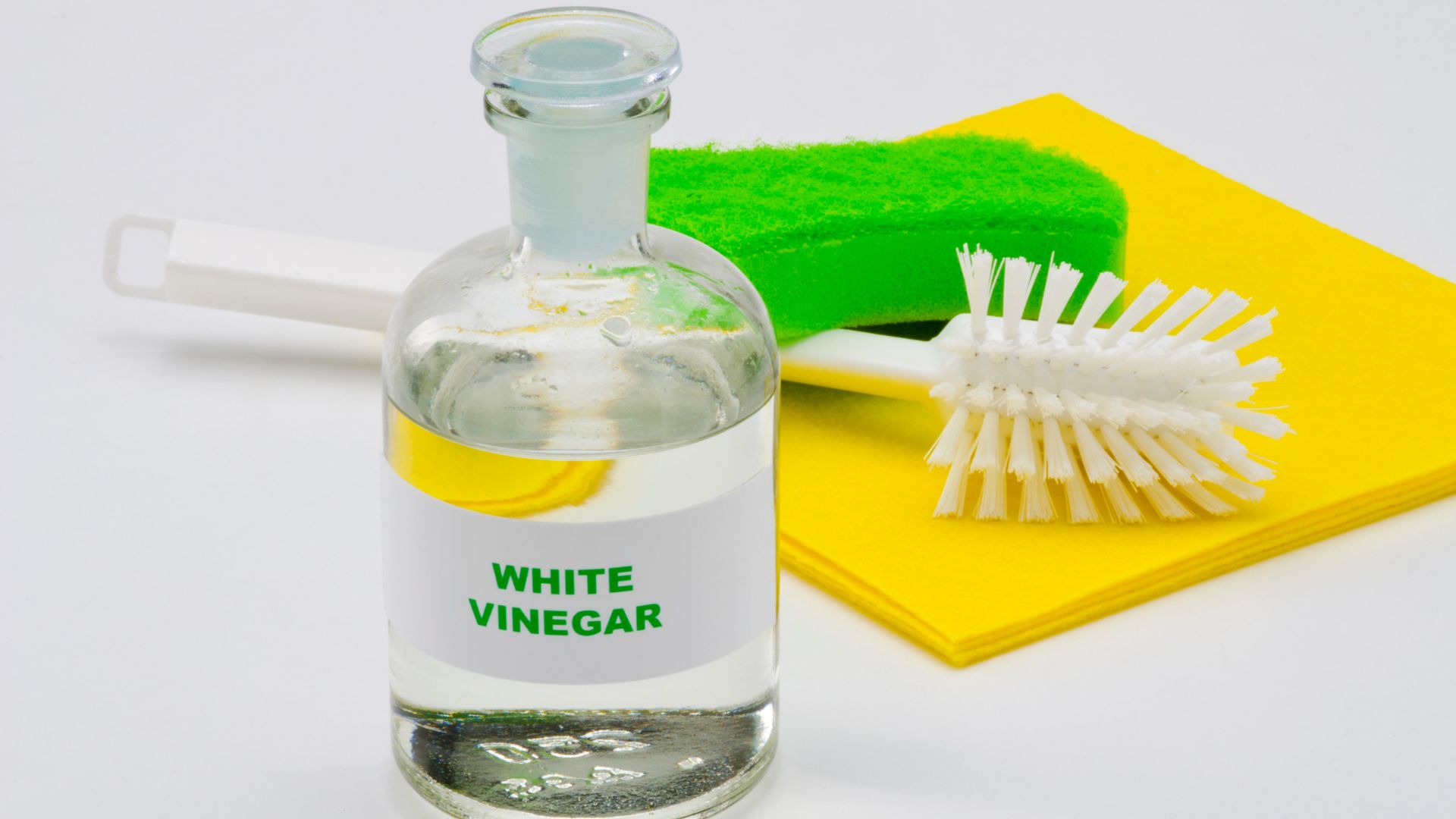 Borrifar vinagre no ralo do chuveiro serve para que? Confira