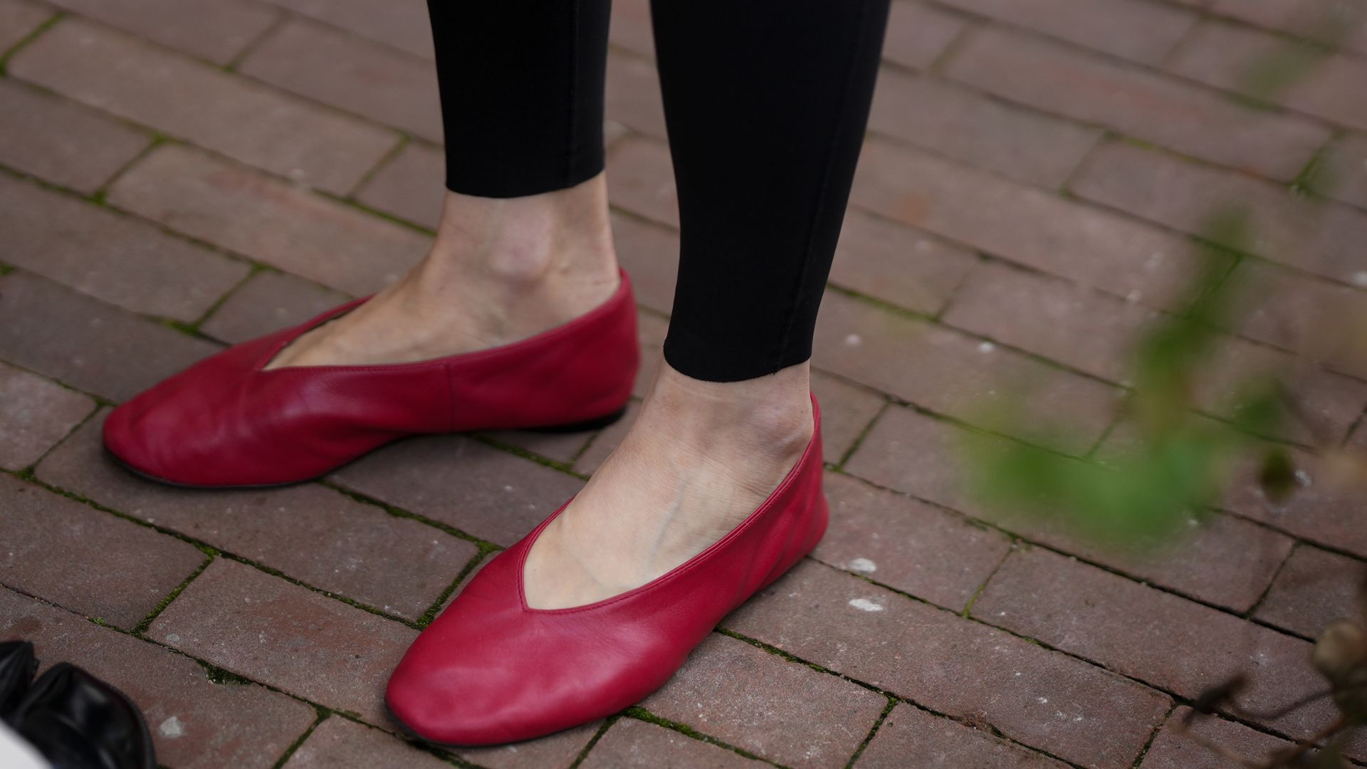 Febre da sapatilha vermelha: 6 looks incríveis para apostar na tendência - Foto