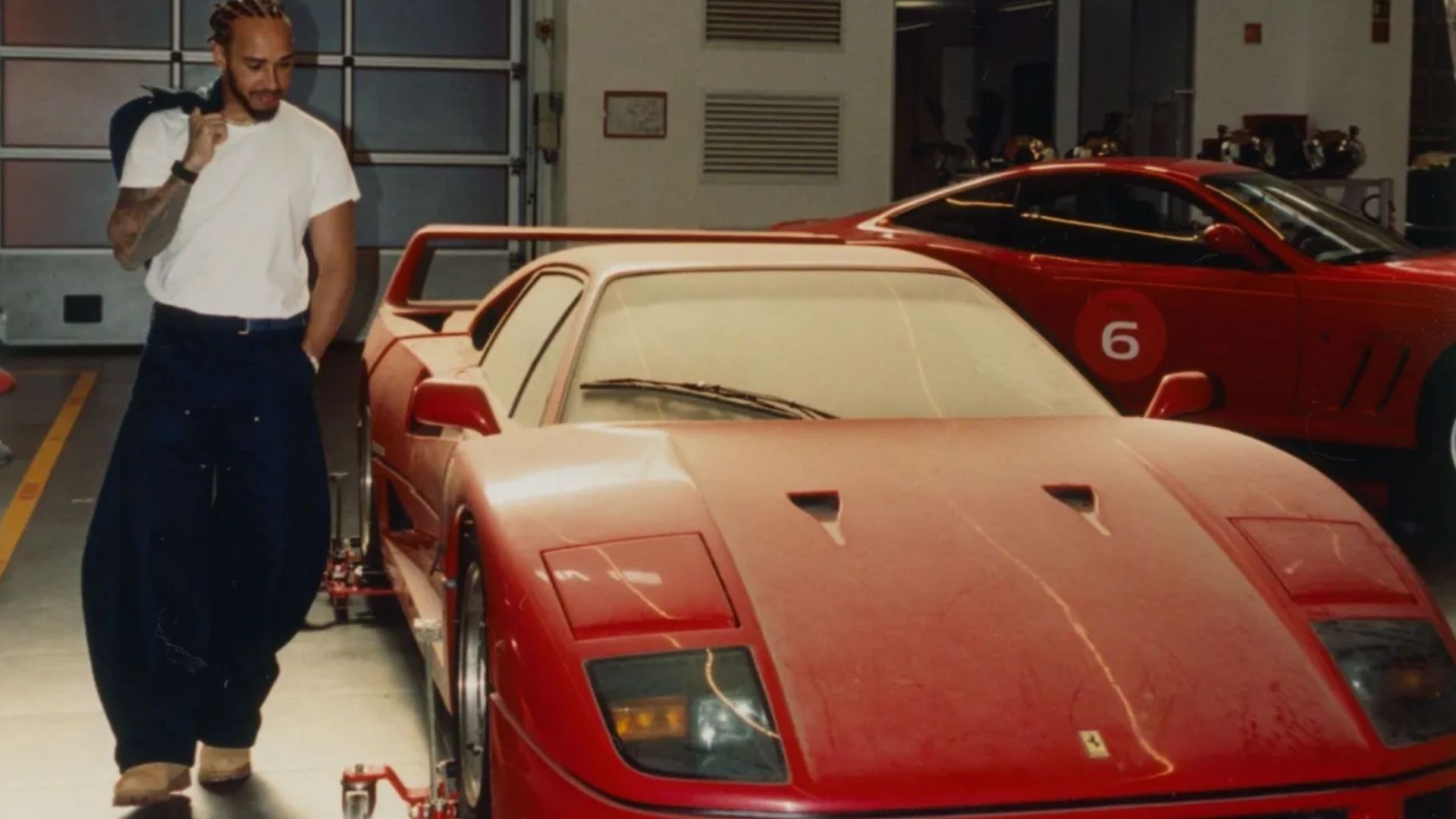Hamilton restaura Ferrari F40 achada abandonada e realiza sonho de infância - QTU Questões do Universo