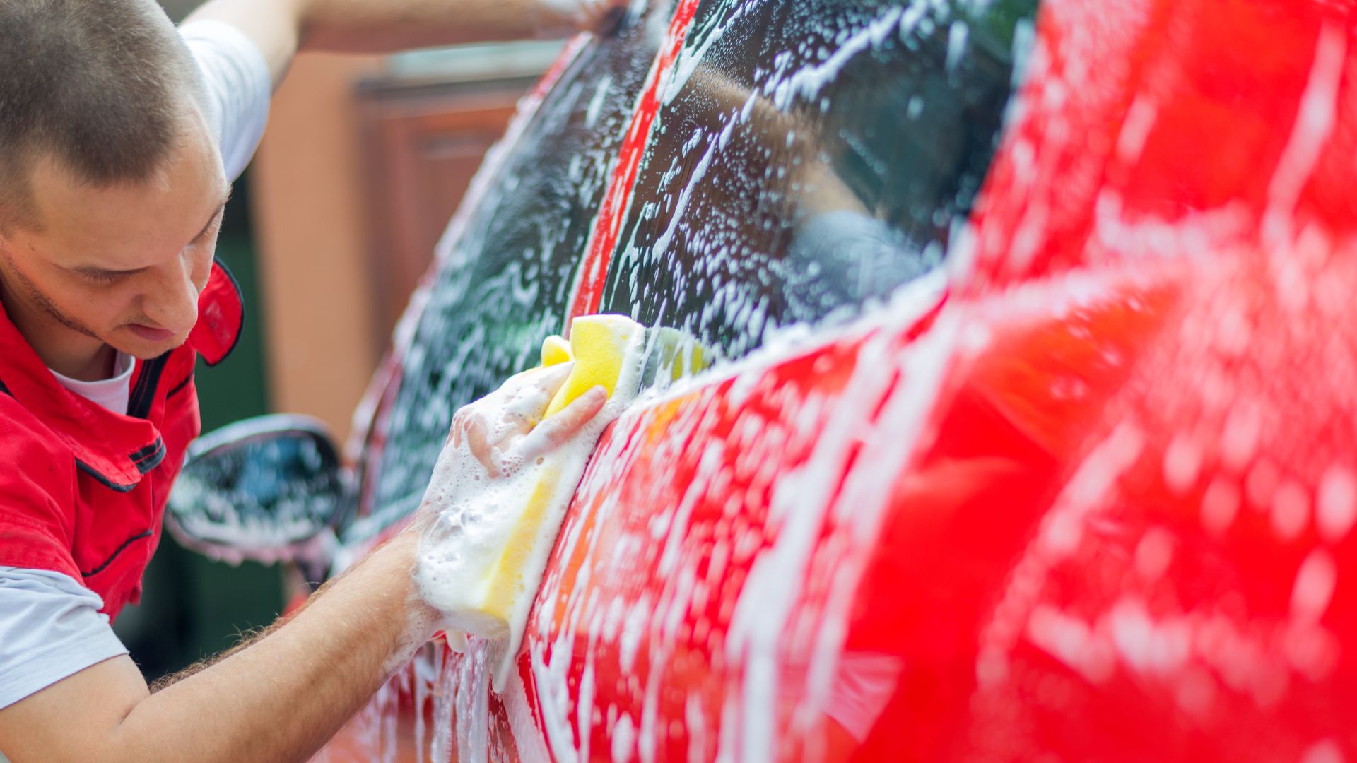 Lavar o carro com detergente pode destruir o verniz e retirar a proteção da pintura