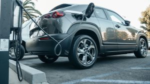 Tomada comum ou wallbox? Descubra qual carregador comprar para seu carro elétrico