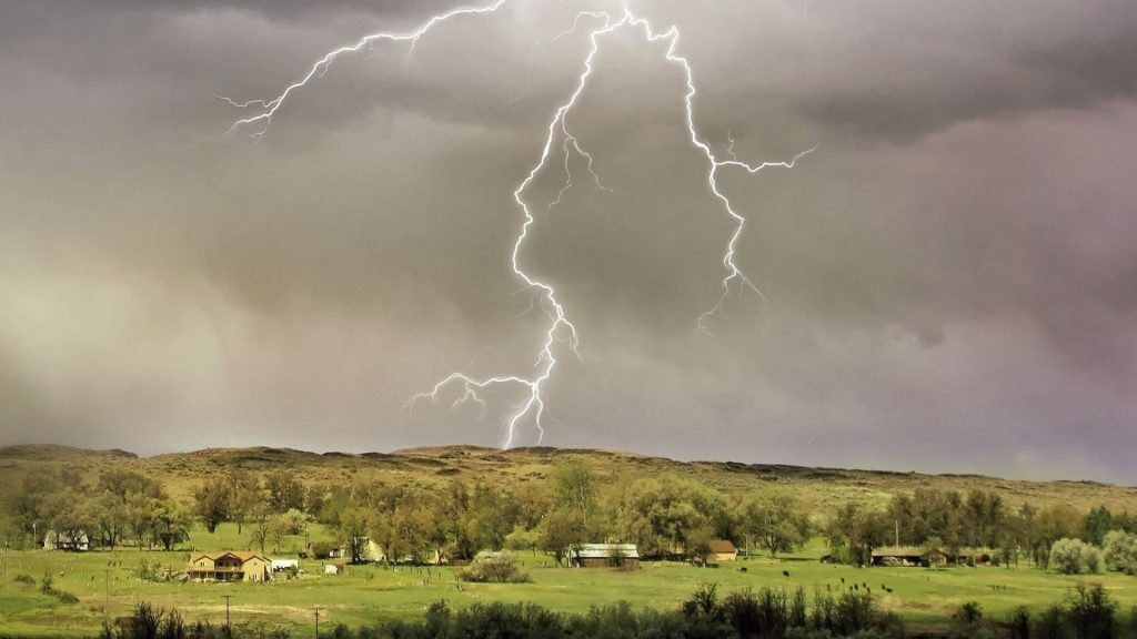 Alerta de tempo severo: ciclone provoca tempestades e risco de granizo oito estados - Canva