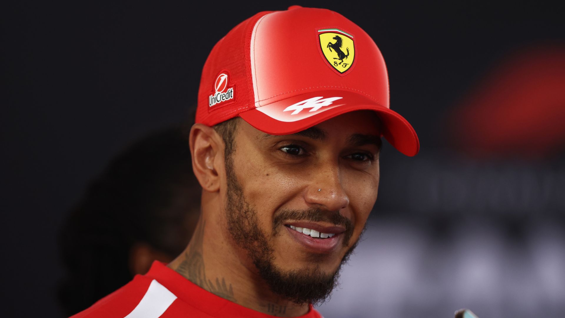 Rumores sobre Lewis Hamilton na Ferrari: piloto nega pedido de demissões
