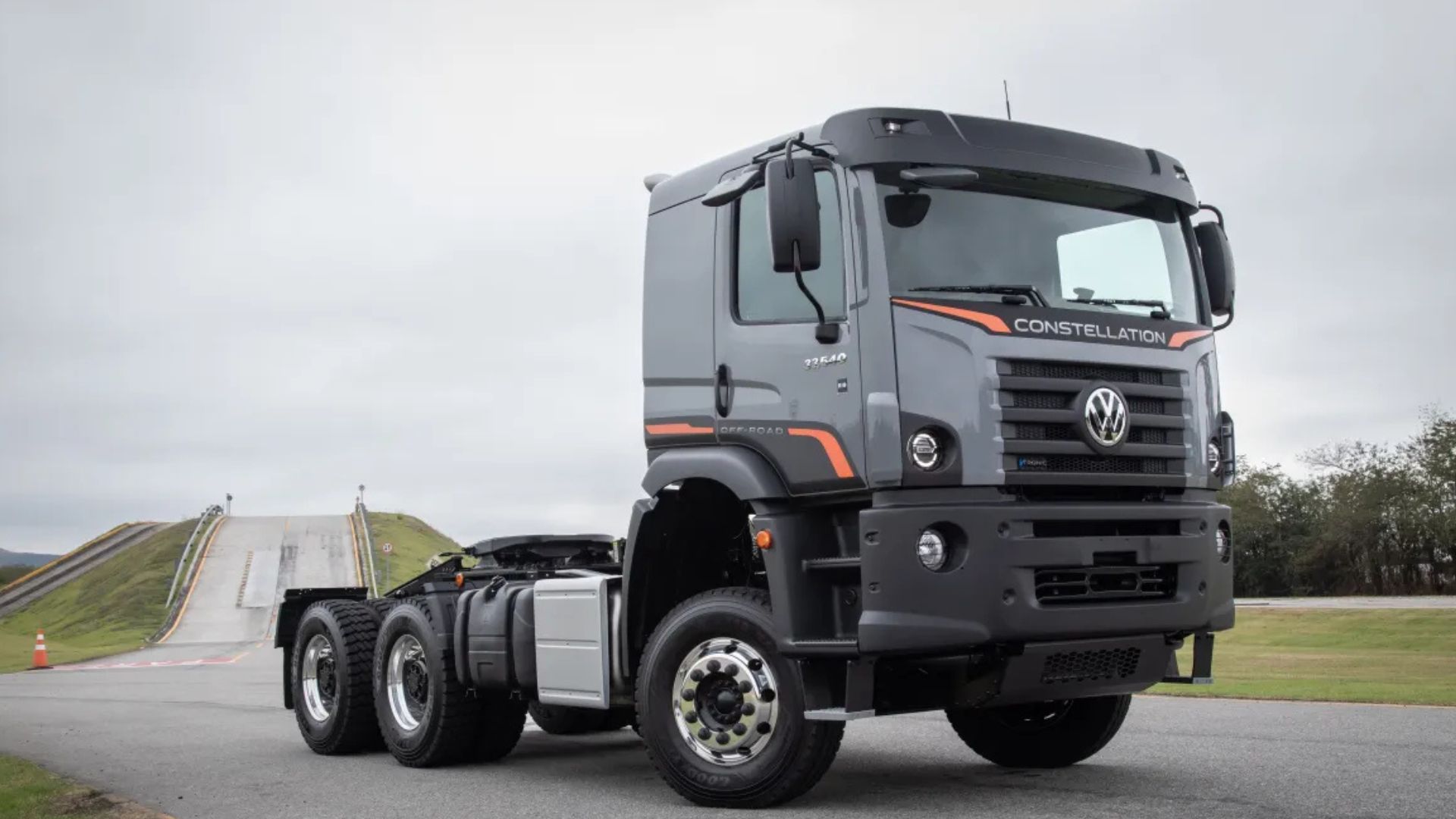Aposta da Volkswagen: supercaminhão promete economizar combustível em terrenos severos - Foto