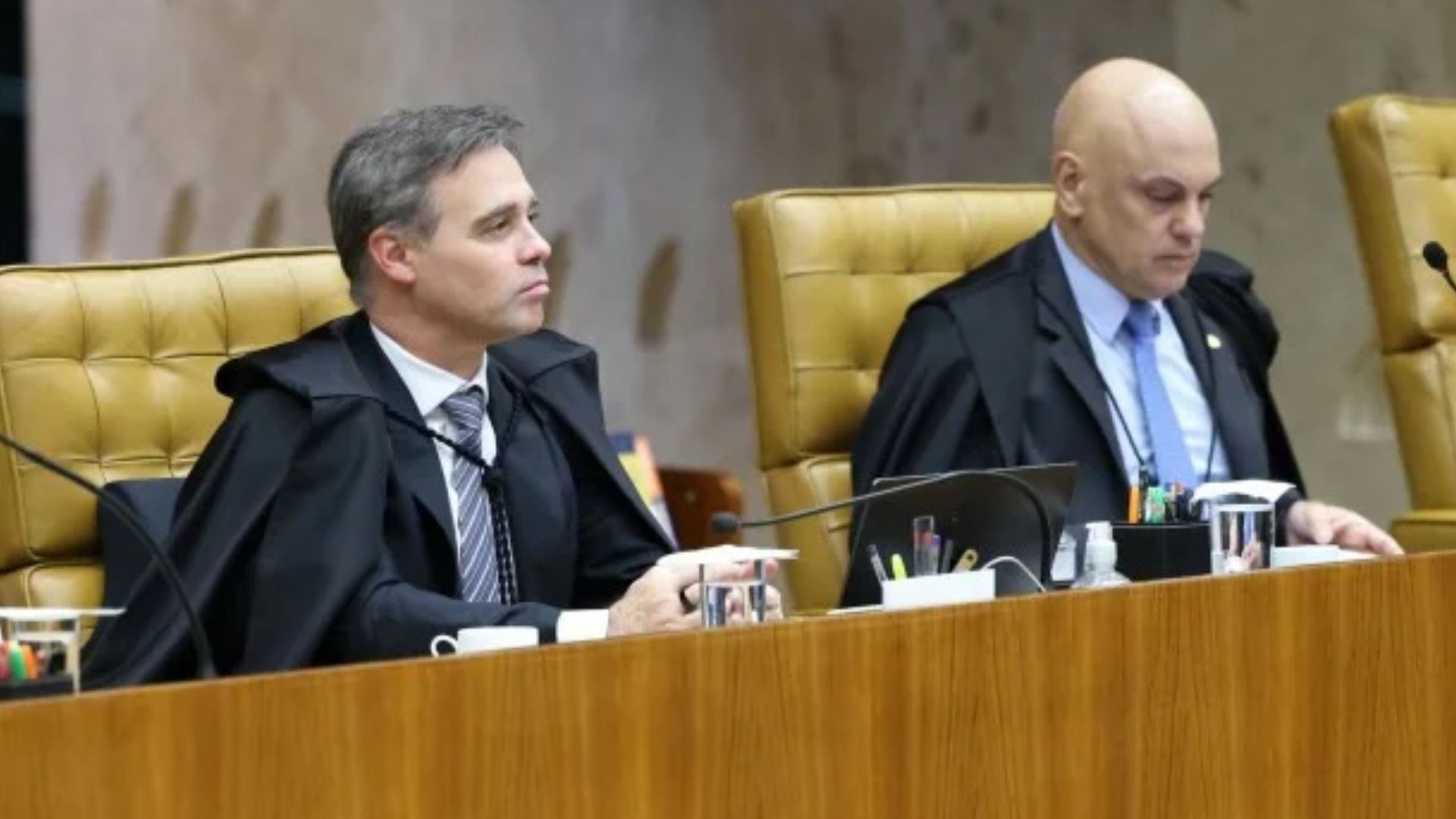 ‘Terremoto político’: jornais estrangeiros destacam impacto de conversas entre Moraes e banqueiro preso - QTU Questões do Universo