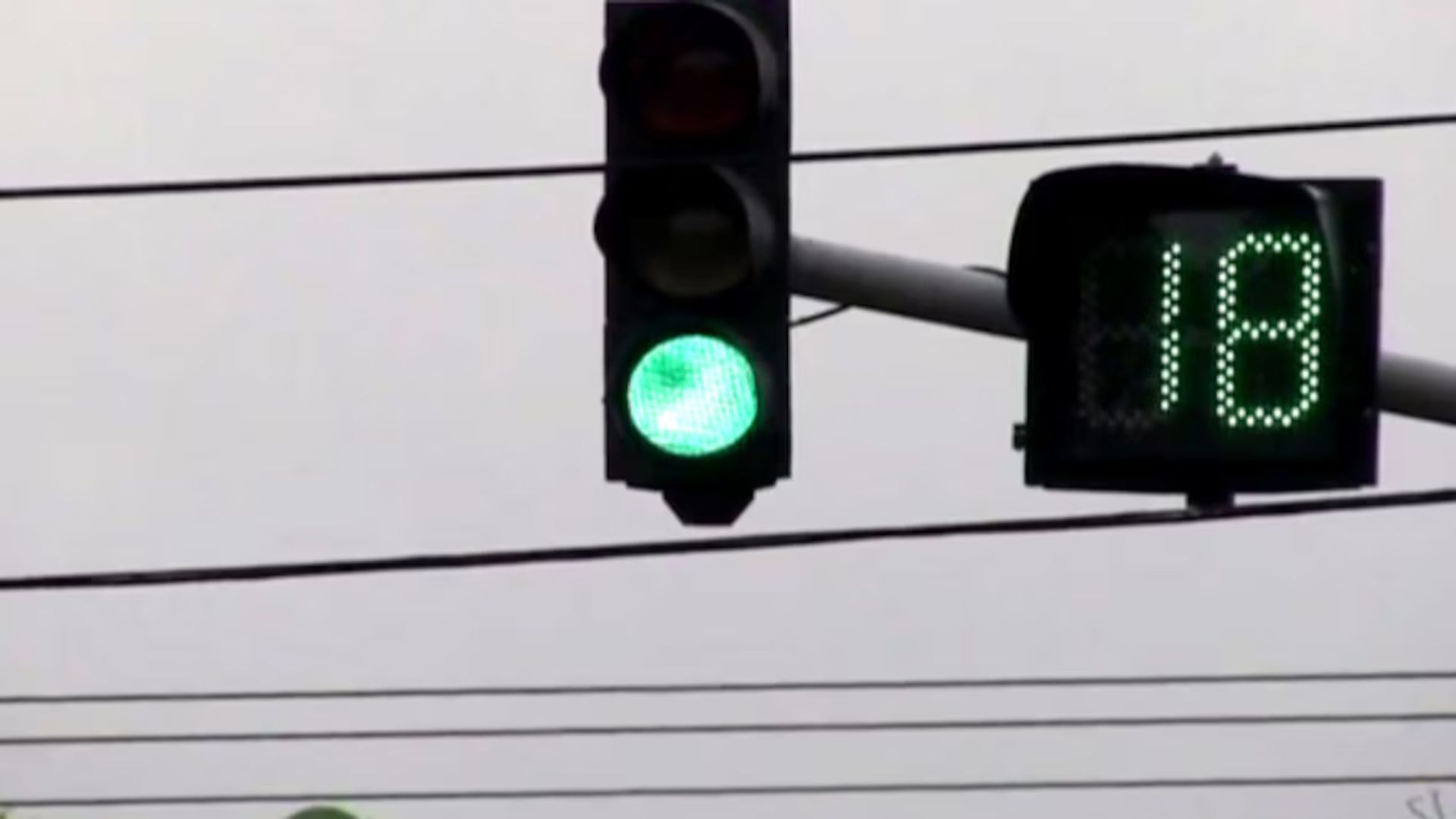 Fim das multas surpresa? Projeto de lei quer obrigar temporizador em semáforos com radar