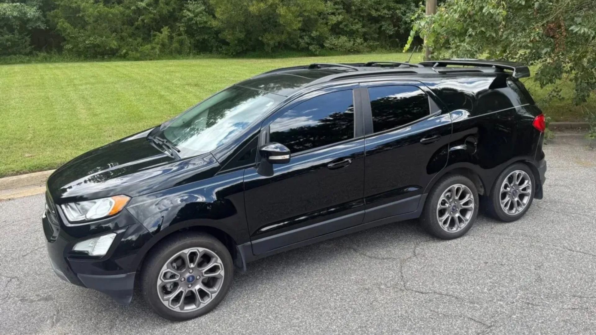 Modificação inacreditável transforma Ford EcoSport em gigante de seis rodas leiloado nos EUA - Foto