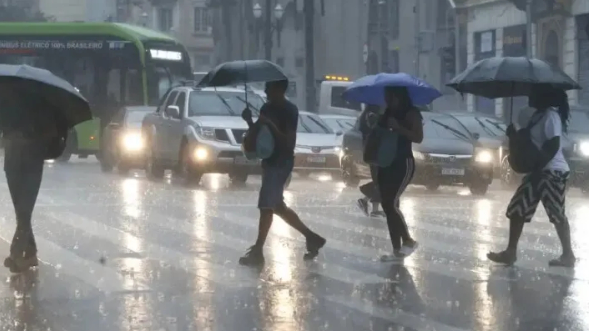 Chuva intensa em So Paulo causa alagamentos inunda o Term | Brasil | QTU Notícias