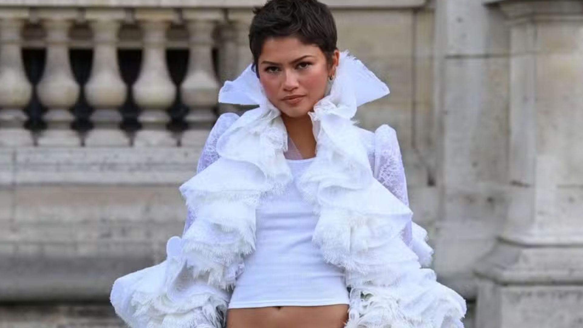 Zendaya resgata casaco marcante e brilha em Desfile da Louis Vuitton em Paris