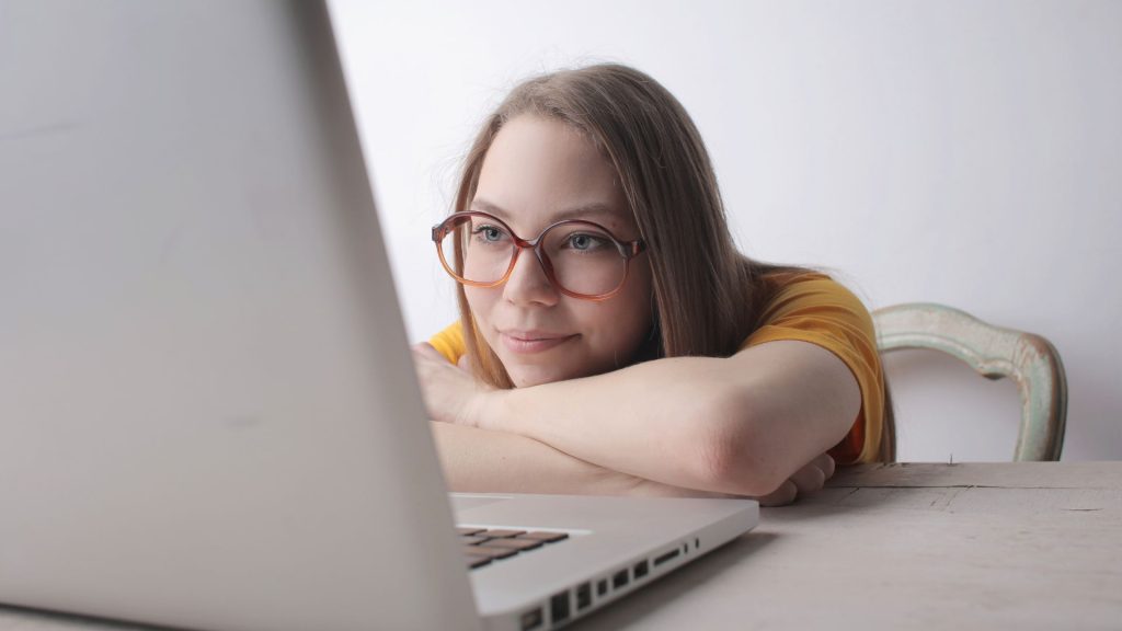 Sedentarismo em alta: Falta de atividade física no Brasil é impulsionada pela vida digital - Canva