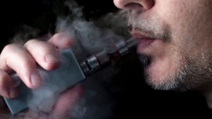 Alerta médico: Uso breve de cigarros eletrônicos pode causar danos pulmonares duradouros