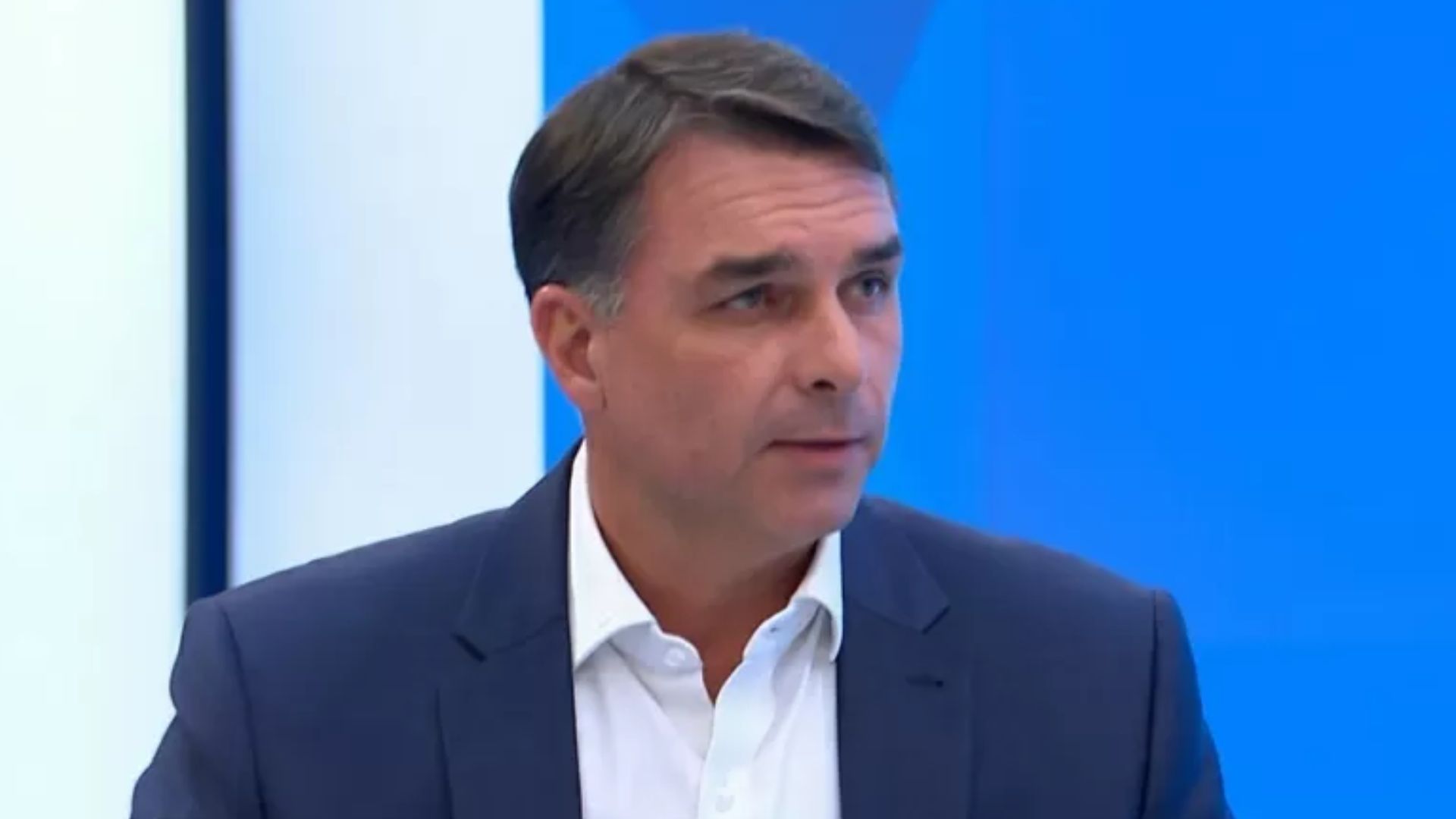 “Se ele quiser exercer algum cargo no meu governo, é óbvio que ele vai exercer”: Flávio fala sobre Jair Bolsonaro - Foto