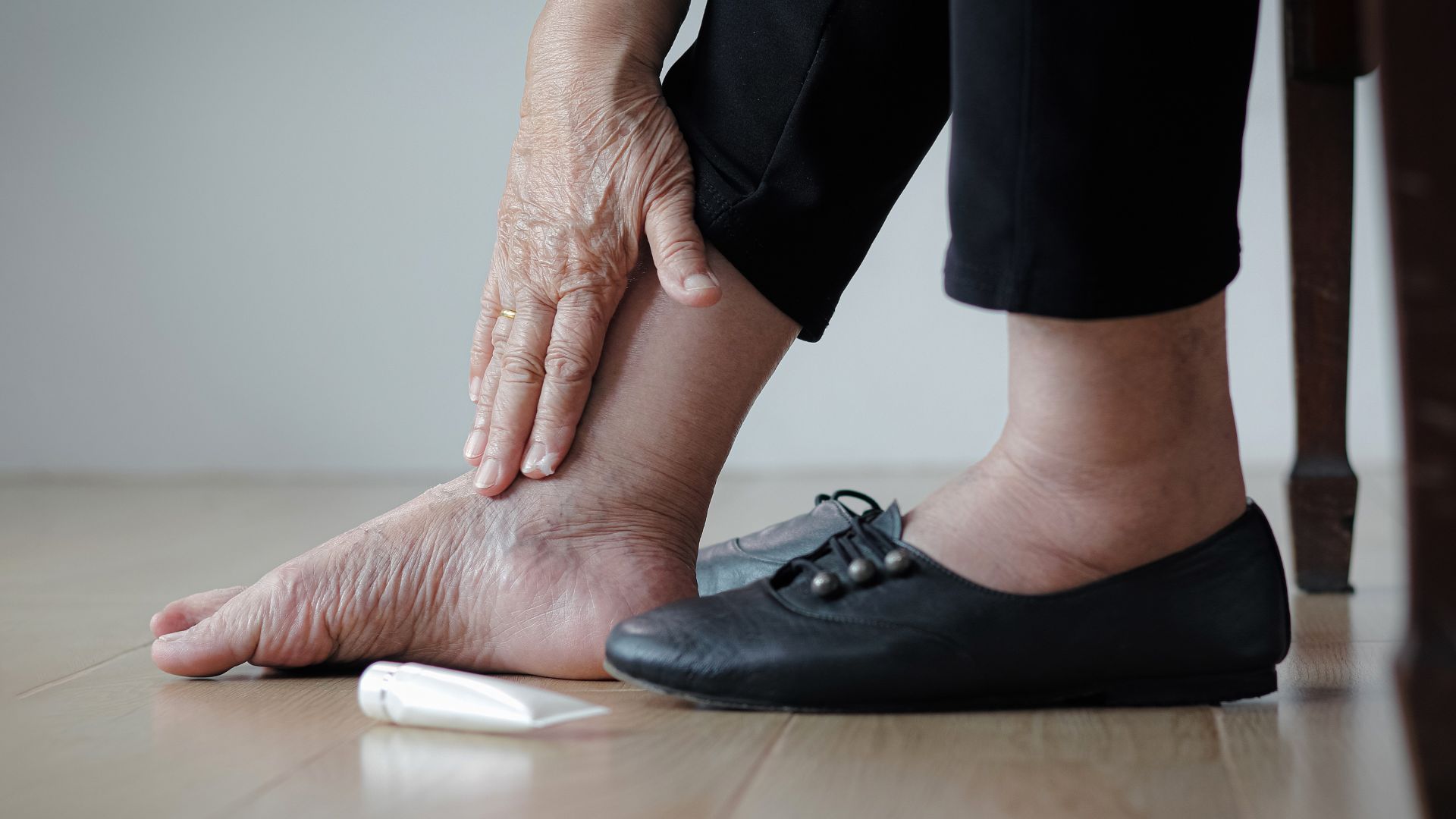 Sapato apertado e marca da meia? A rotina simples que salva suas pernas após horas em pé