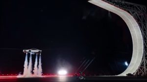 Carro voador da Tesla vira meme nas redes sociais após testes e manobras aéreas