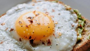 Como tornar o tradicional pão com ovo mais saudável e nutritivo no dia a dia?